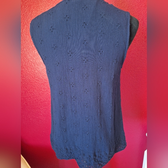 COPY - Gap navy sleeveless eyelet top women's Medium - Picture 3 of 8